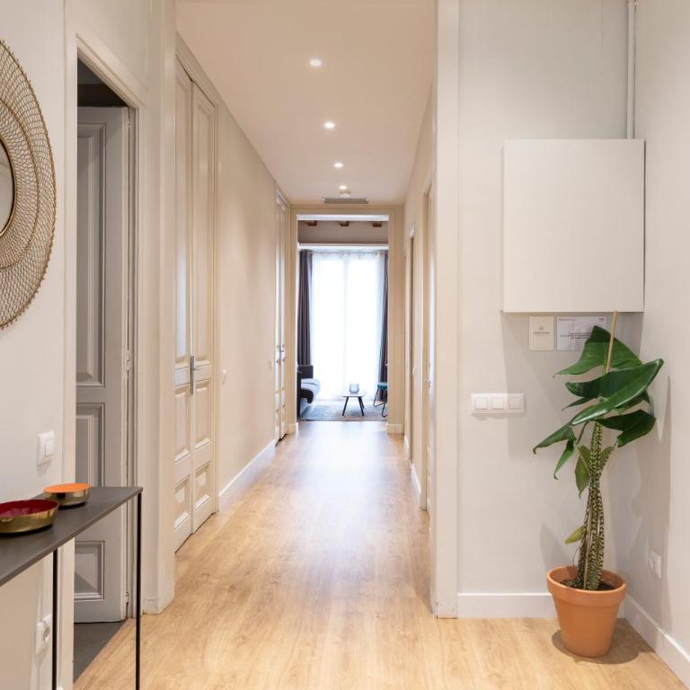 Aspasios Urquinaona Apartments - Three-Bedroom Apartment - 3