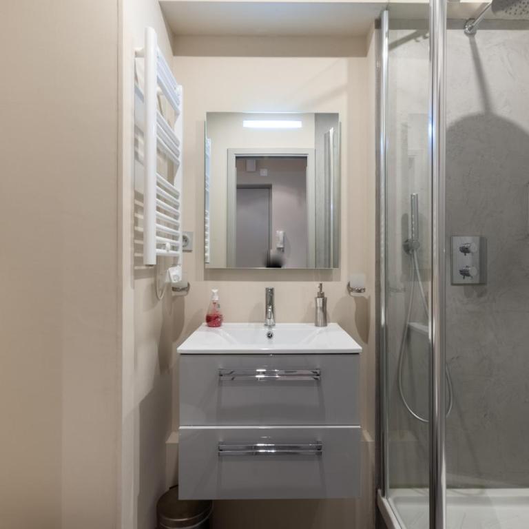 Apartment with parking on Place de Morny - Monolocale - 9