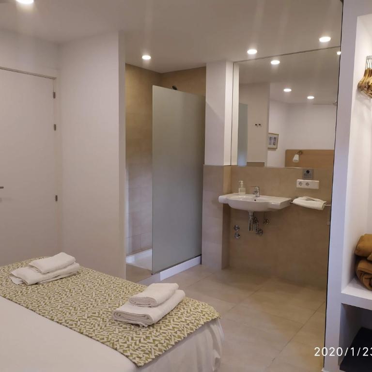 Hostal Bonany - Habitación Doble con balcón - 1 o 2 camas - 8