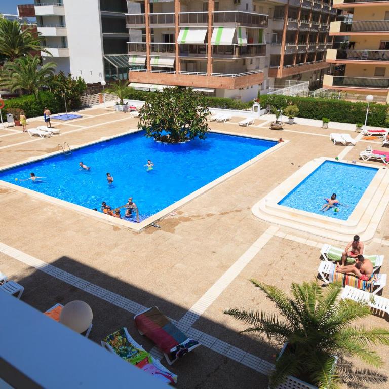 UHC Center Family Apartments - Apartment with Pool View - 16