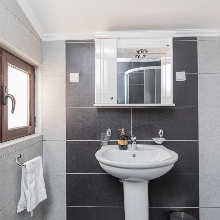 Apartments Pajovic - Three-Bedroom Apartment with Sea View - 13