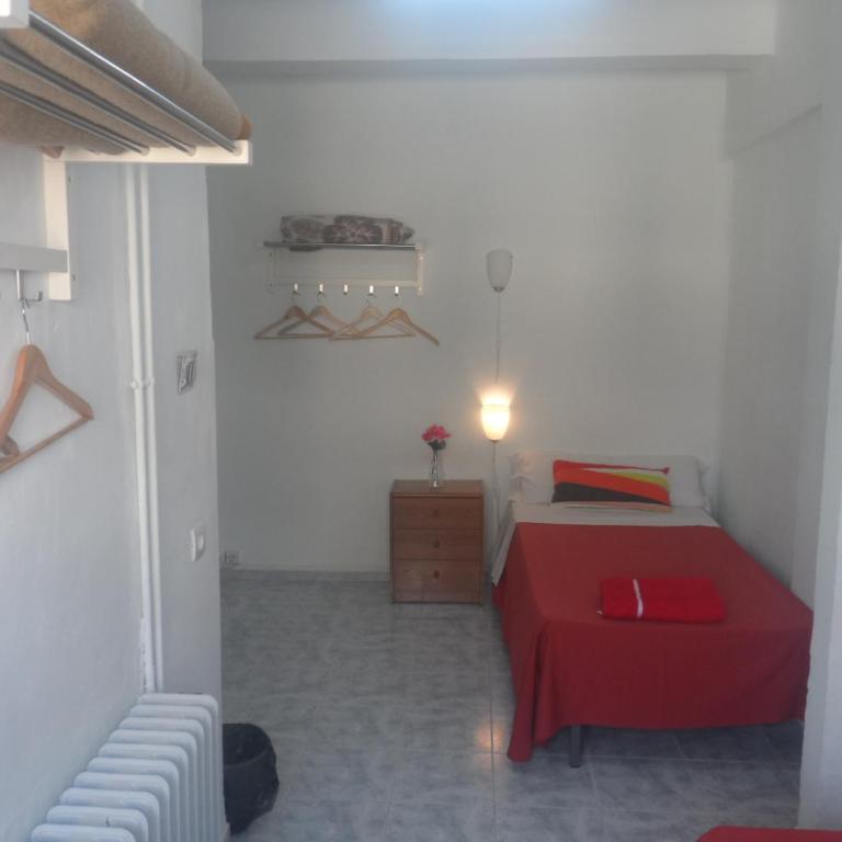 Pensión Duquesa Bed & Breakfast - Basic Single Room with Shared Bathroom - 2
