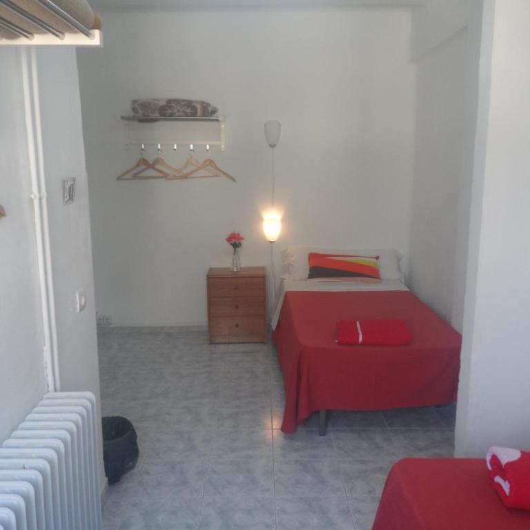 Pensión Duquesa Bed & Breakfast - Basic Single Room with Shared Bathroom - 3