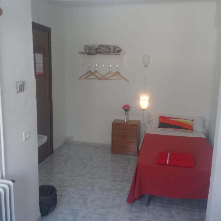 Pensión Duquesa Bed & Breakfast - Basic Single Room with Shared Bathroom - 4