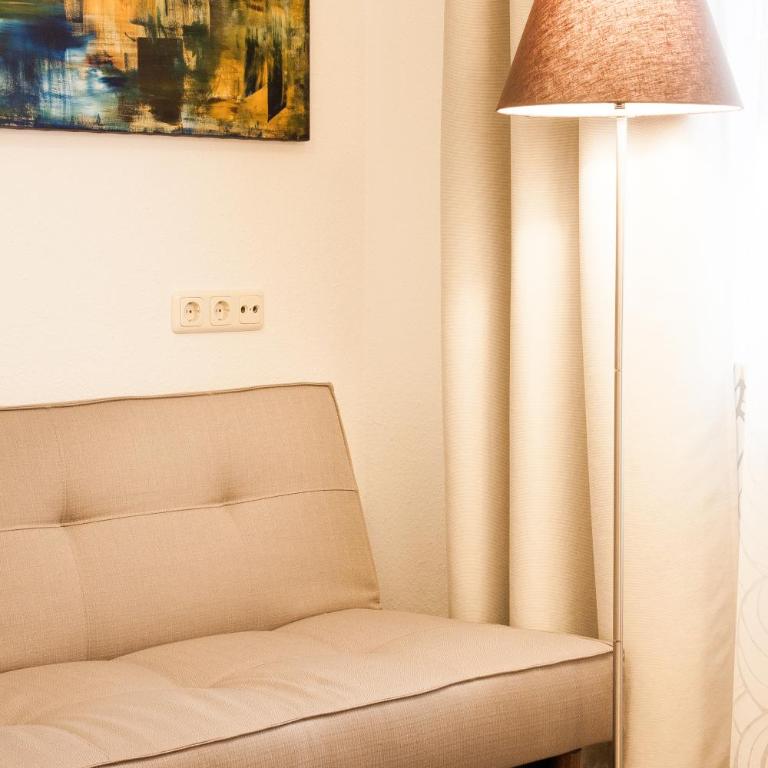 Hotel Villa Solln - free parking - Standard Zimmer mit 1 Doppelbett und Sofa - 2