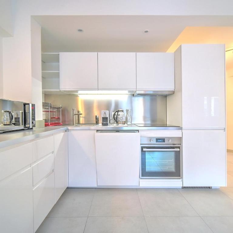 Cannes premium 3 BR 2 bath fully renovated heart of town by Olam Properties - Apartamento - 18