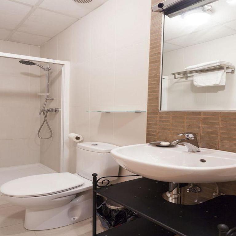 Apartamentos Gibralfaro - Apartamento con ducha - 3