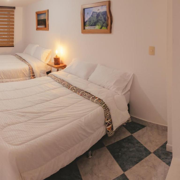 NOGAL HOSTEL - Deluxe Double Room with Two Double Beds - 2