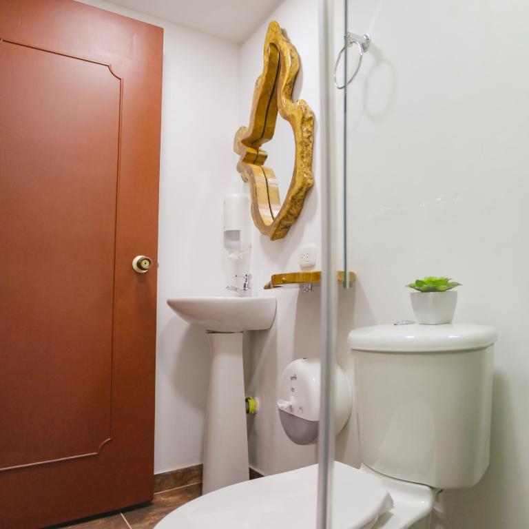 NOGAL HOSTEL - Deluxe Double Room with Two Double Beds - 4