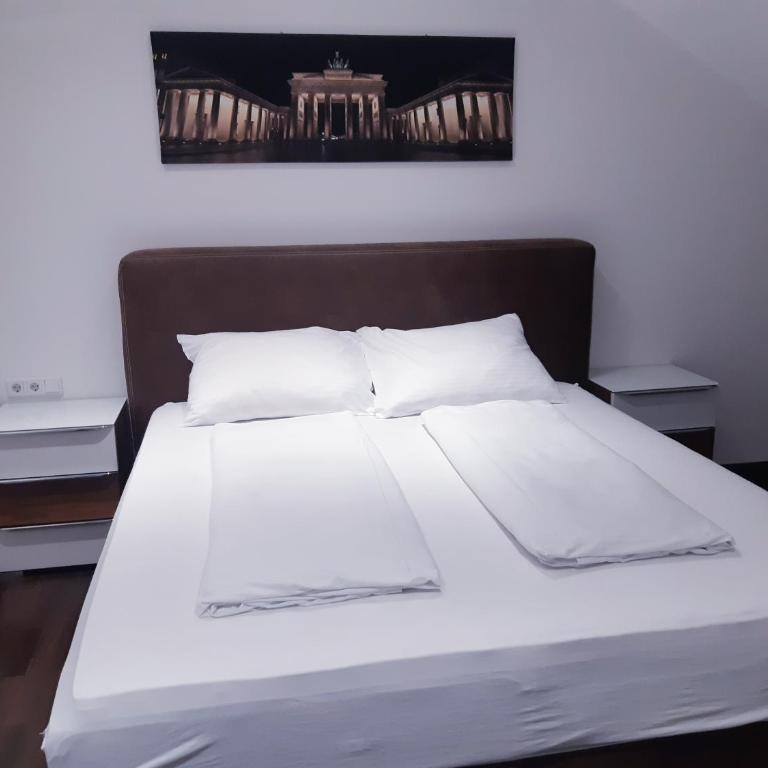 Royal Boardinghouse GmbH - Munich - Three-Bedroom Apartment - 4
