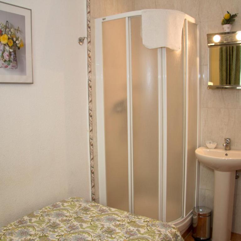 Hostal Los Alpes - Single Room with Shared Toilet - 8