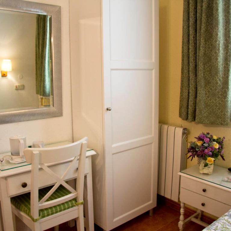 Hostal Los Alpes - Single Room with Shared Toilet - 11