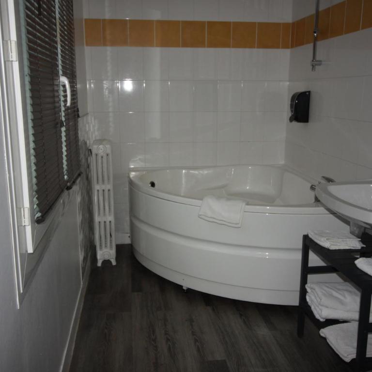 Hotel De l'Univers - Chambre Double Supérieure avec Vue sur le Port - 5