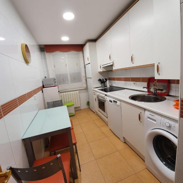 apartamento de tres dormitorios con garaje y todos los servicios cerca - Apartamento - 12