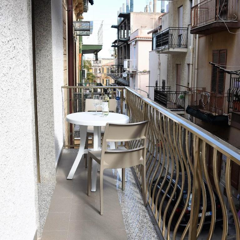 IN CENTRO ROOMS Vicino Cefalù SELF-CHEK-IN - Quintuple Room with Balcony - 7