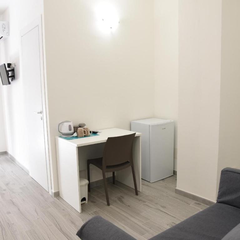 IN CENTRO ROOMS Vicino Cefalù SELF-CHEK-IN - Quadruple Room with Balcony - 4