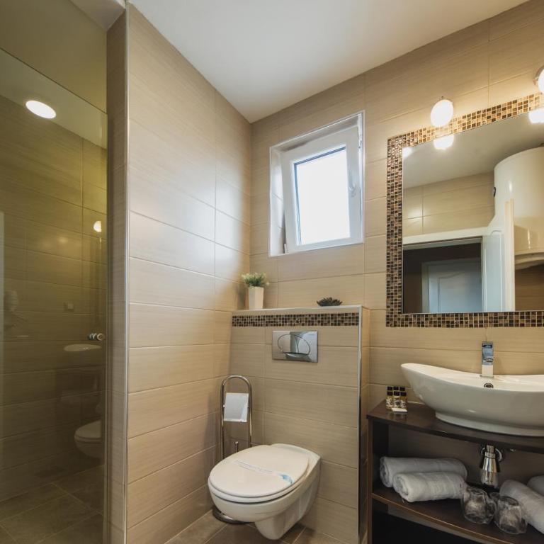 Garni Hotel President de Luxe - Standard Double or Twin Room with Balcony - 11