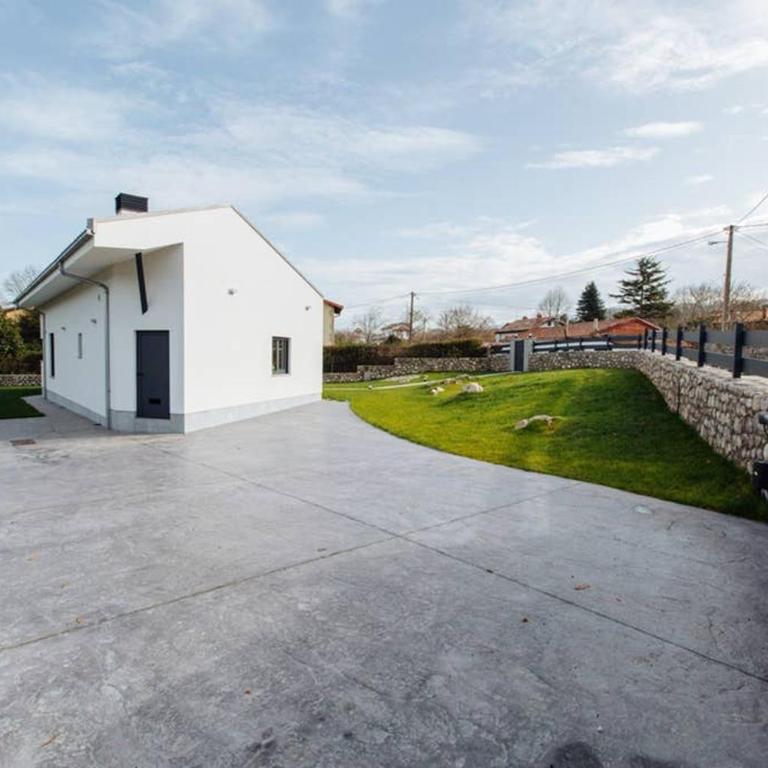 La llosina Vivienda Vacacional alquiler íntegro - Three-Bedroom House - 40
