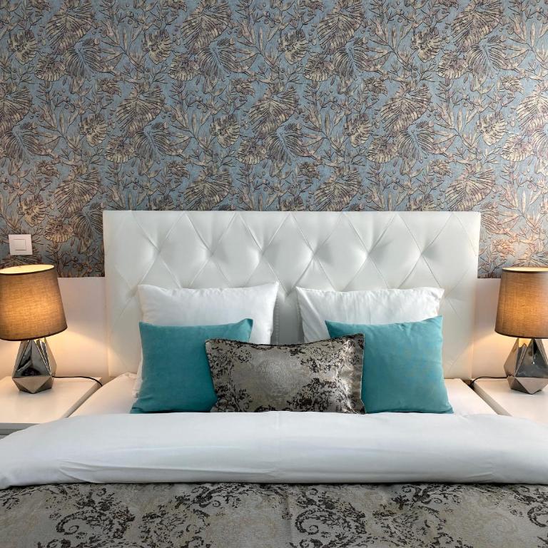 Plaza Madrid Central - Two-Bedroom Deluxe Apartment with Balcony - 11