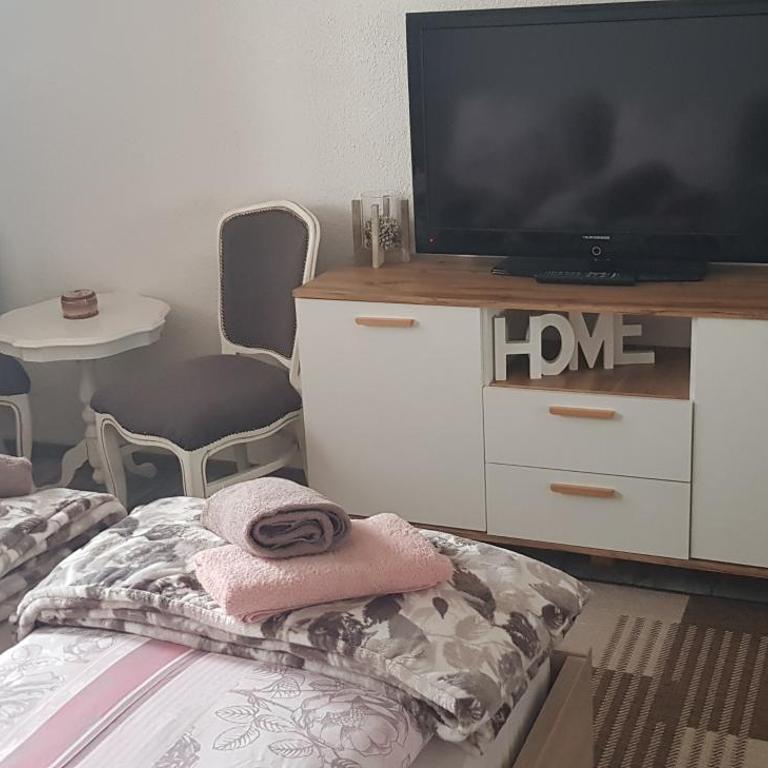 Aman Guesthouse - Basic Triple Room with Shared Bathroom - 9