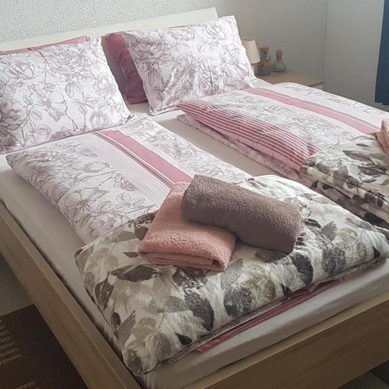 Aman Guesthouse - Basic Triple Room with Shared Bathroom - 8