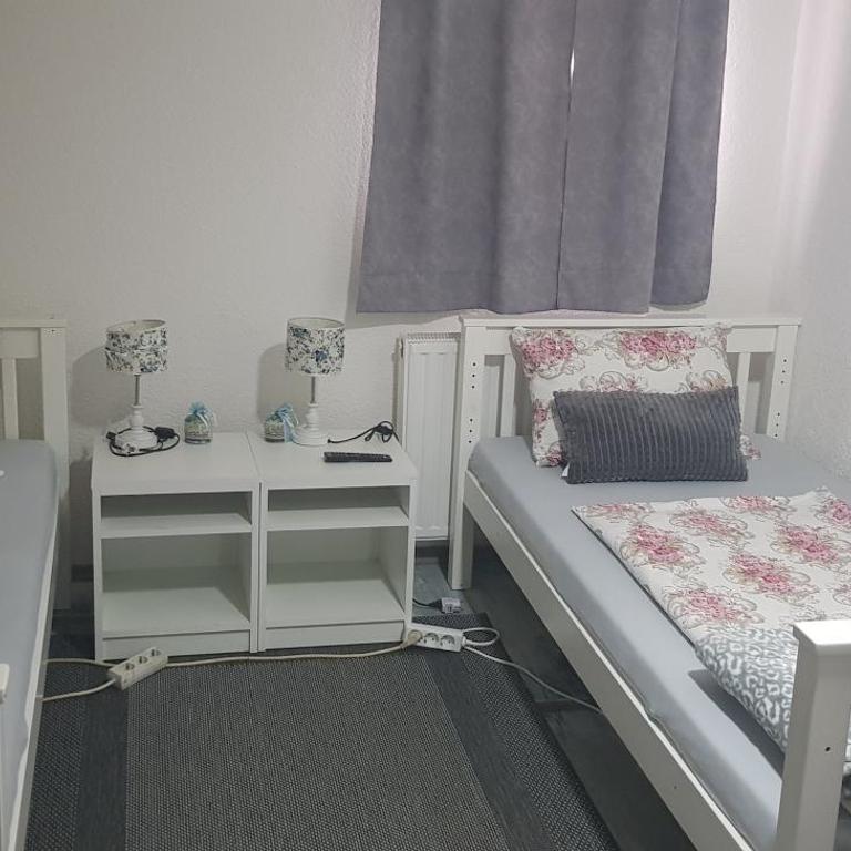 Aman Guesthouse - Economy Triple Room with Shared Bathroom - 10