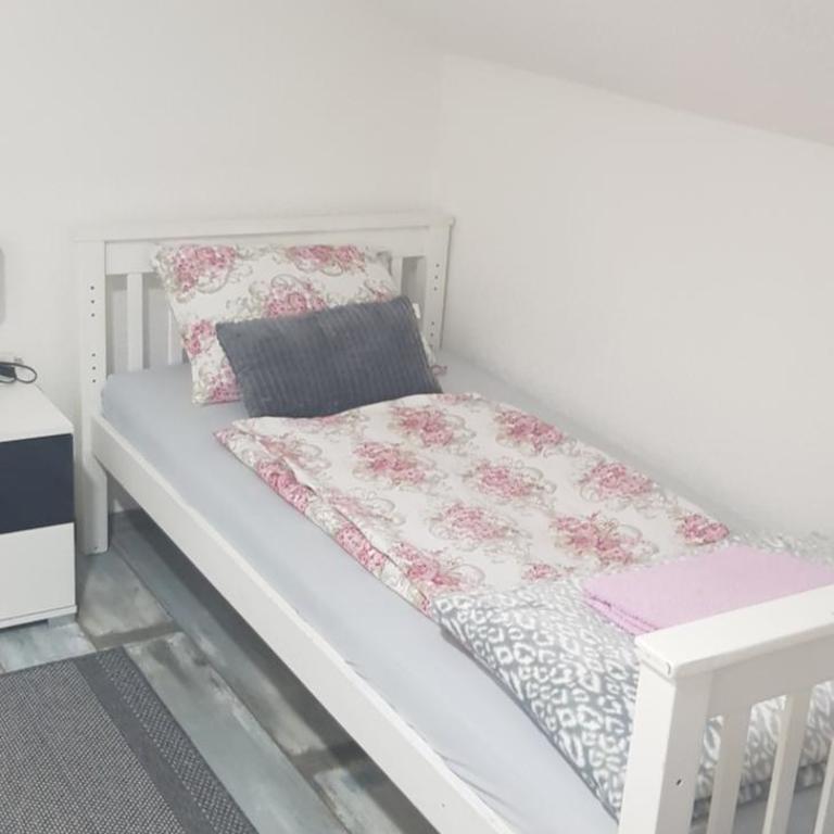 Aman Guesthouse - Economy Triple Room with Shared Bathroom - 8