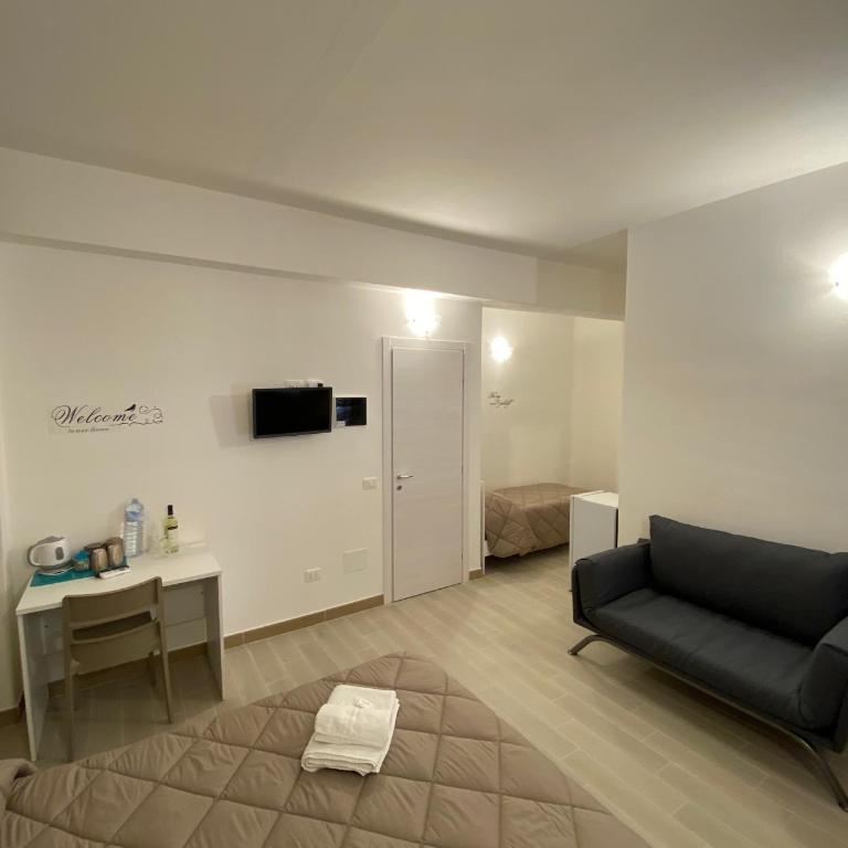 IN CENTRO ROOMS Vicino Cefalù SELF-CHEK-IN - Quadruple Room with Balcony - 8