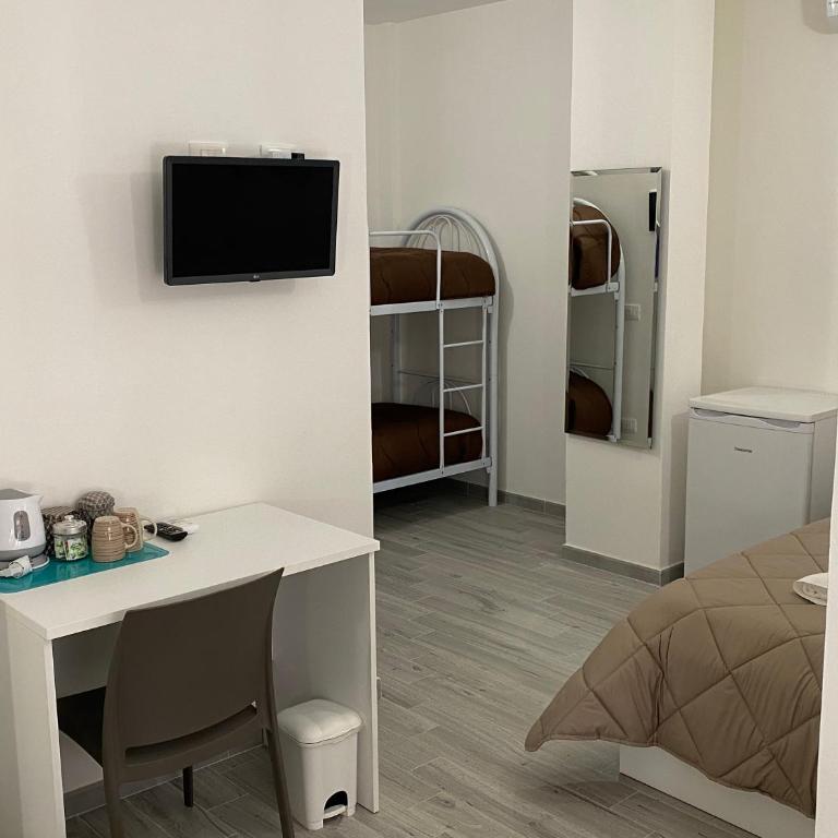 IN CENTRO ROOMS Vicino Cefalù SELF-CHEK-IN - Quintuple Room with Balcony - 4