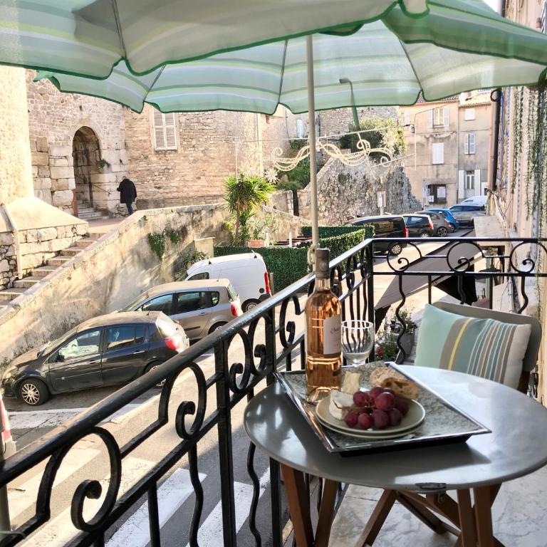 Balcony over Provencal Market, Old Antibes - Apartment mit Balkon - 19
