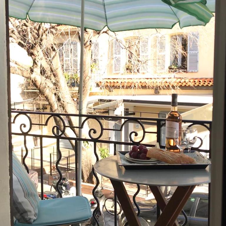 Balcony over Provencal Market, Old Antibes - Apartment mit Balkon - 21
