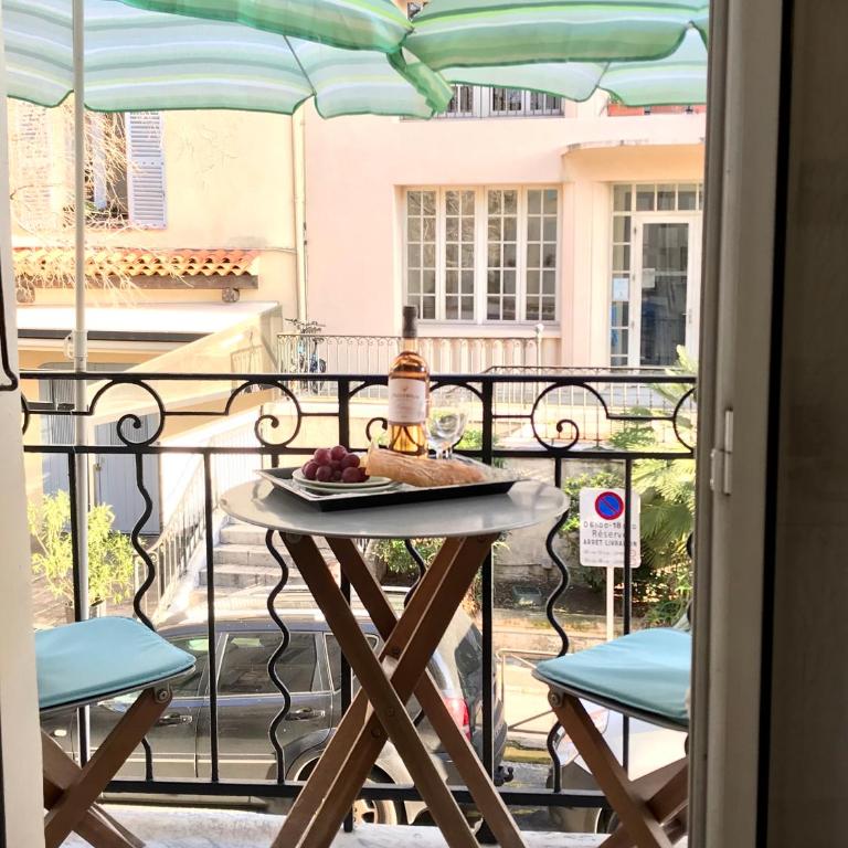 Balcony over Provencal Market, Old Antibes - Apartment mit Balkon - 1