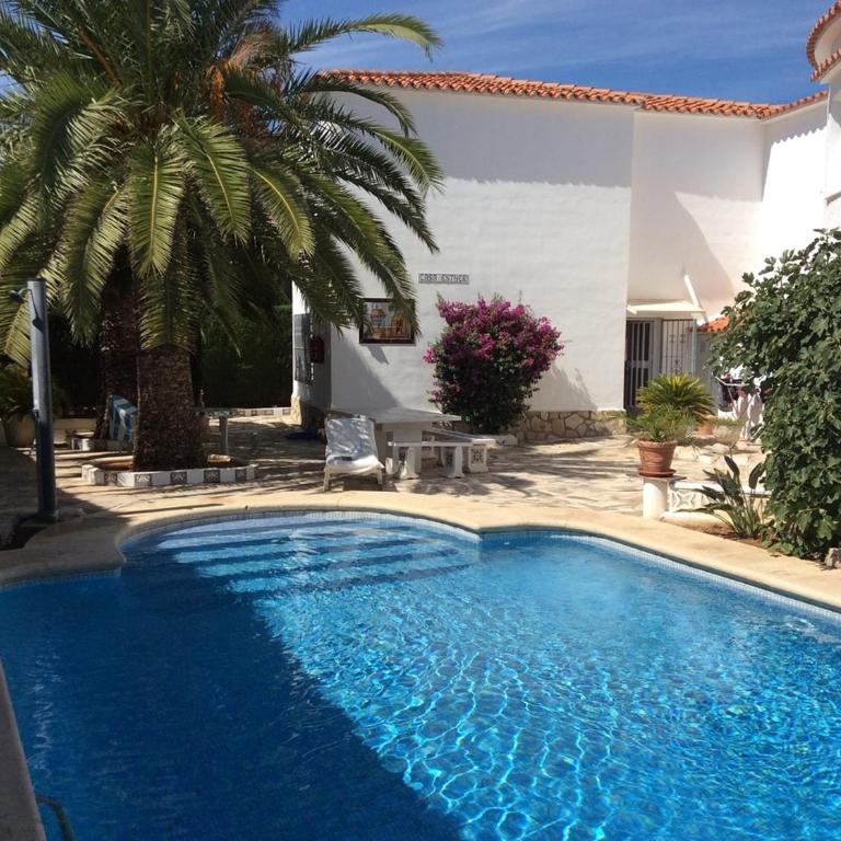 Spacious family home with Airco, private 5x10m pool, sandy beach 300m, free WiFi - Casa - 2