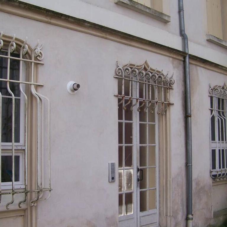 Charmant STUDIO au Calme Tout Confort Dans Château Néo Gothique proche ZENITH COMET ORLEANS Parking Voiture Gratuit WIFI Haut Débit Rue des Montées - Estudio Superior - 51