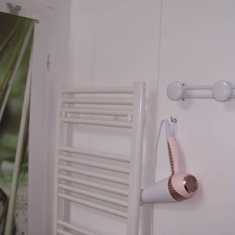 Charmant STUDIO au Calme Tout Confort Dans Château Néo Gothique proche ZENITH COMET ORLEANS Parking Voiture Gratuit WIFI Haut Débit Rue des Montées - Estudio Superior - 35