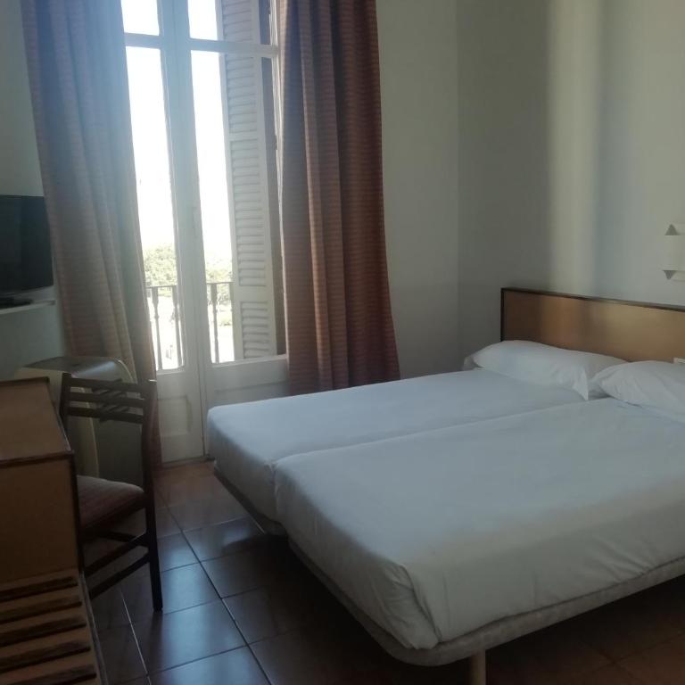 Hotel Monegal - Double Room with Balcony and views to Catalunya Square - 4