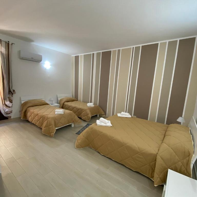 IN CENTRO ROOMS Vicino Cefalù SELF-CHEK-IN - Quadruple Room with Balcony - 3