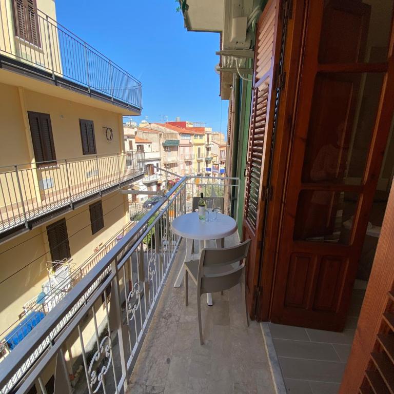 IN CENTRO ROOMS Vicino Cefalù SELF-CHEK-IN - Quadruple Room with Balcony - 3
