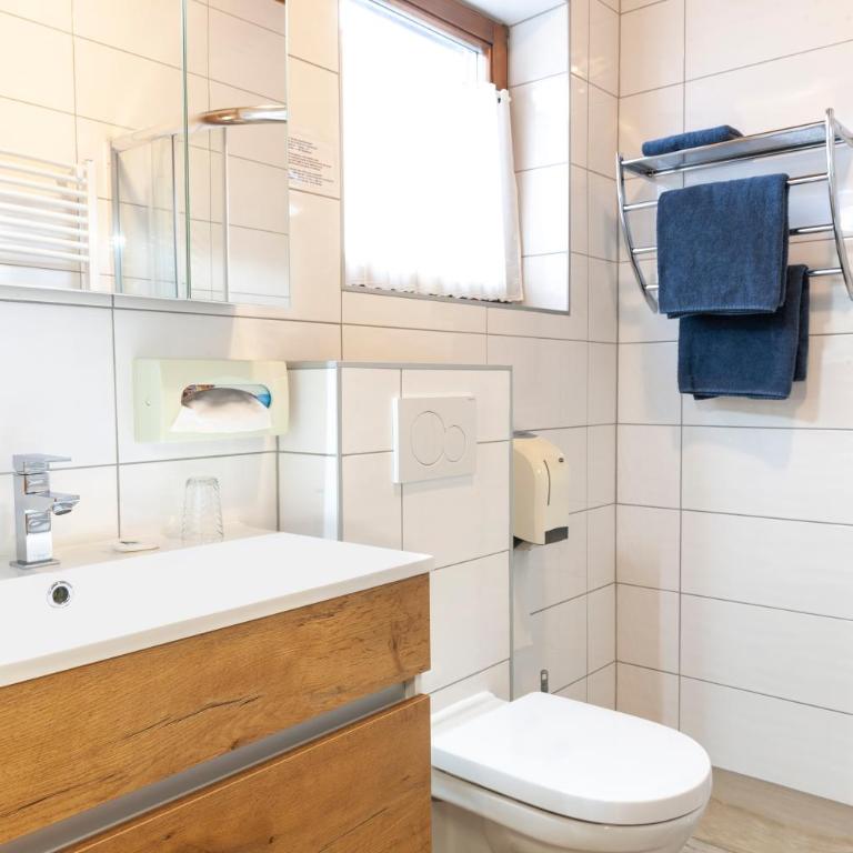 Pension Almhof - Familienzimmer mit Balkon - 1