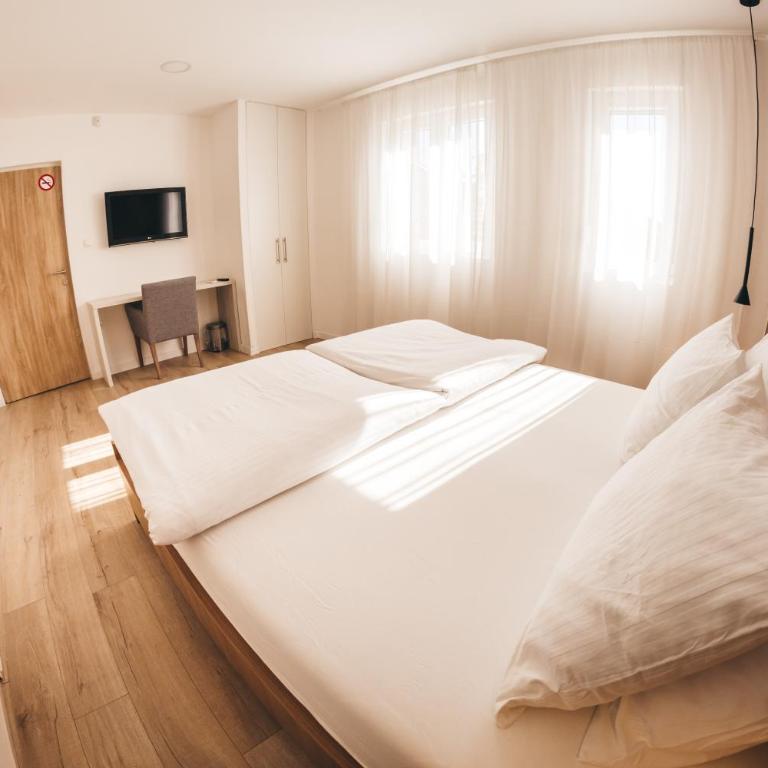 City Apartment One - Double or Twin Room - 4