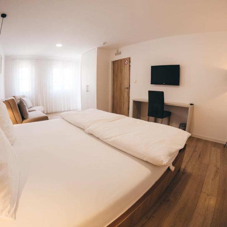 City Apartment One - Studio with Balcony - 4
