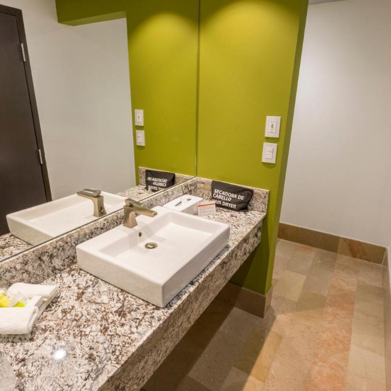 Holiday Inn Queretaro Zona Krystal by IHG - Standard Double Room with Two Double Beds and Atrium View - 4