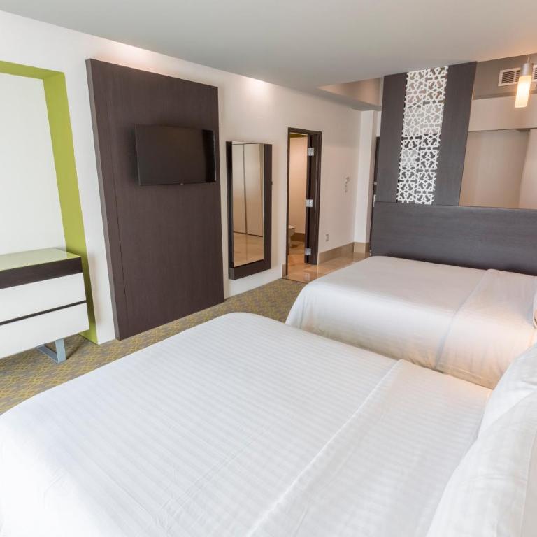 Holiday Inn Queretaro Zona Krystal by IHG - Standard Double Room with Two Double Beds and Atrium View - 2