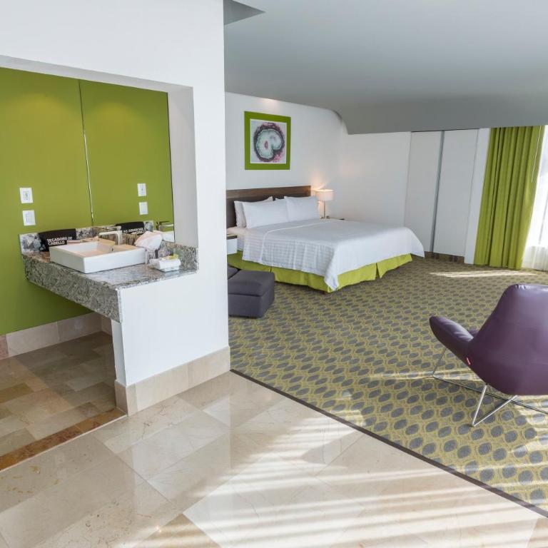 Holiday Inn Queretaro Zona Krystal by IHG - King Suite - 2