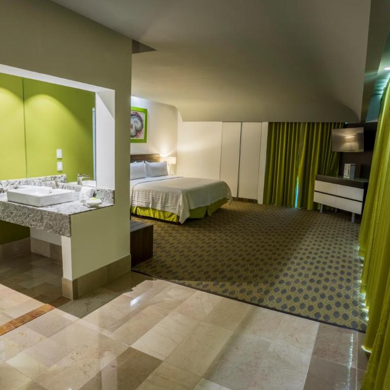 Holiday Inn Queretaro Zona Krystal by IHG - King Suite with Walk-In Shower - 4