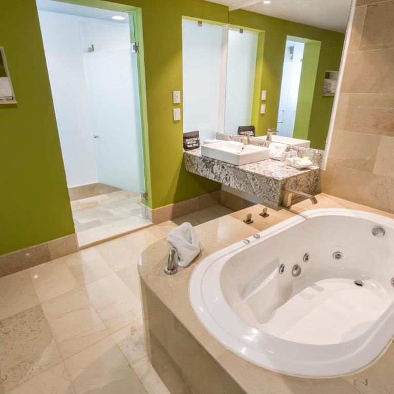 Holiday Inn Queretaro Zona Krystal by IHG - King Suite - 3