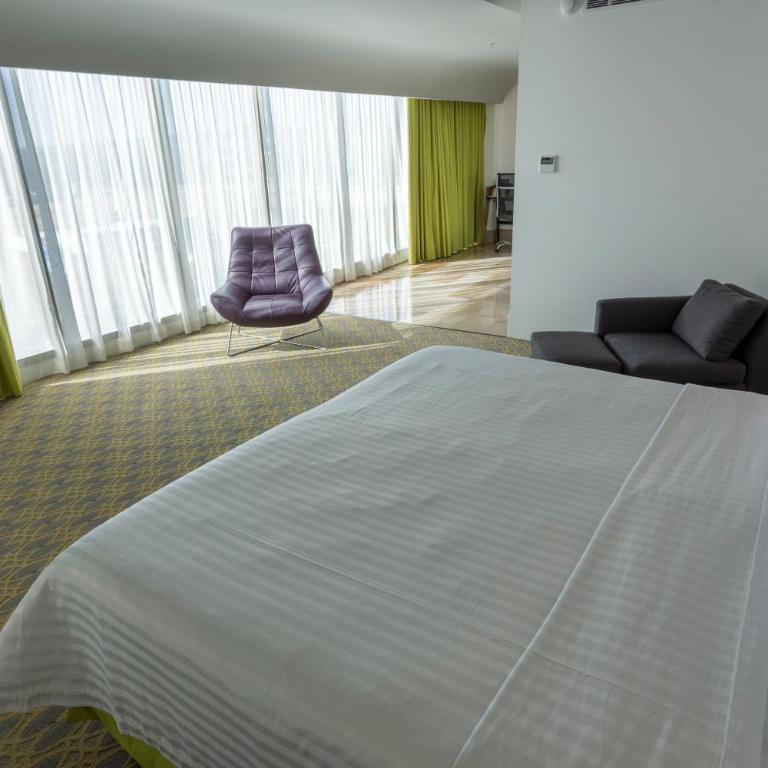 Holiday Inn Queretaro Zona Krystal by IHG - King Suite - 4