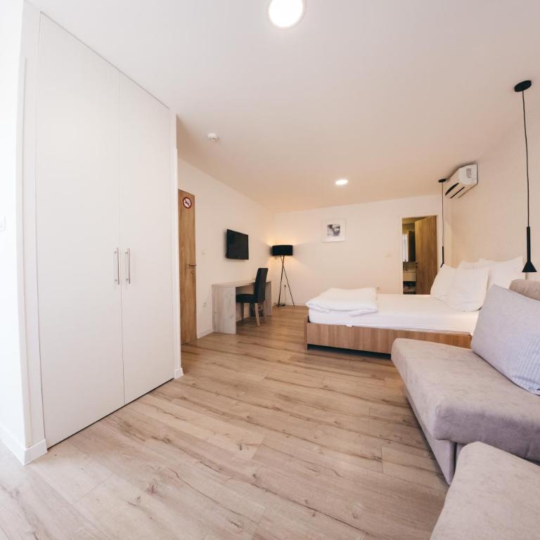 City Apartment One - Studio with Balcony - 2