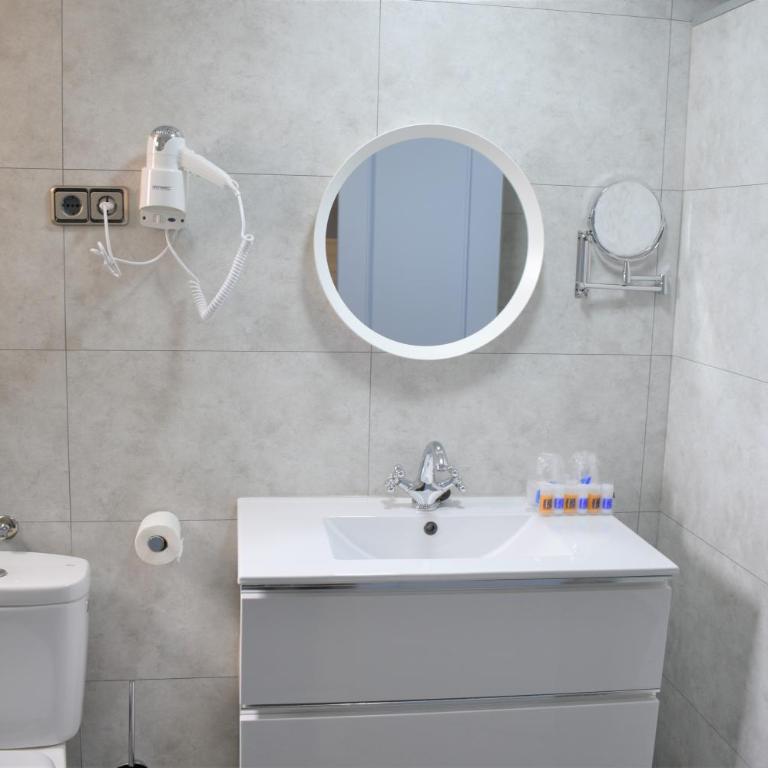 Ramblas Hotel - Double or Twin Room with Two Extra Beds - 5
