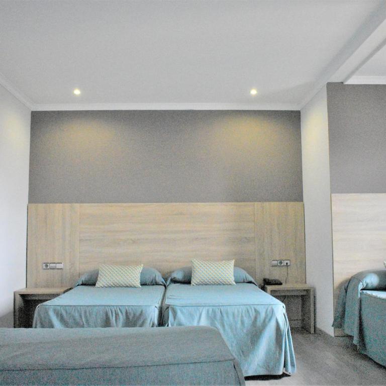 Ramblas Hotel - Double or Twin Room with Two Extra Beds - 4